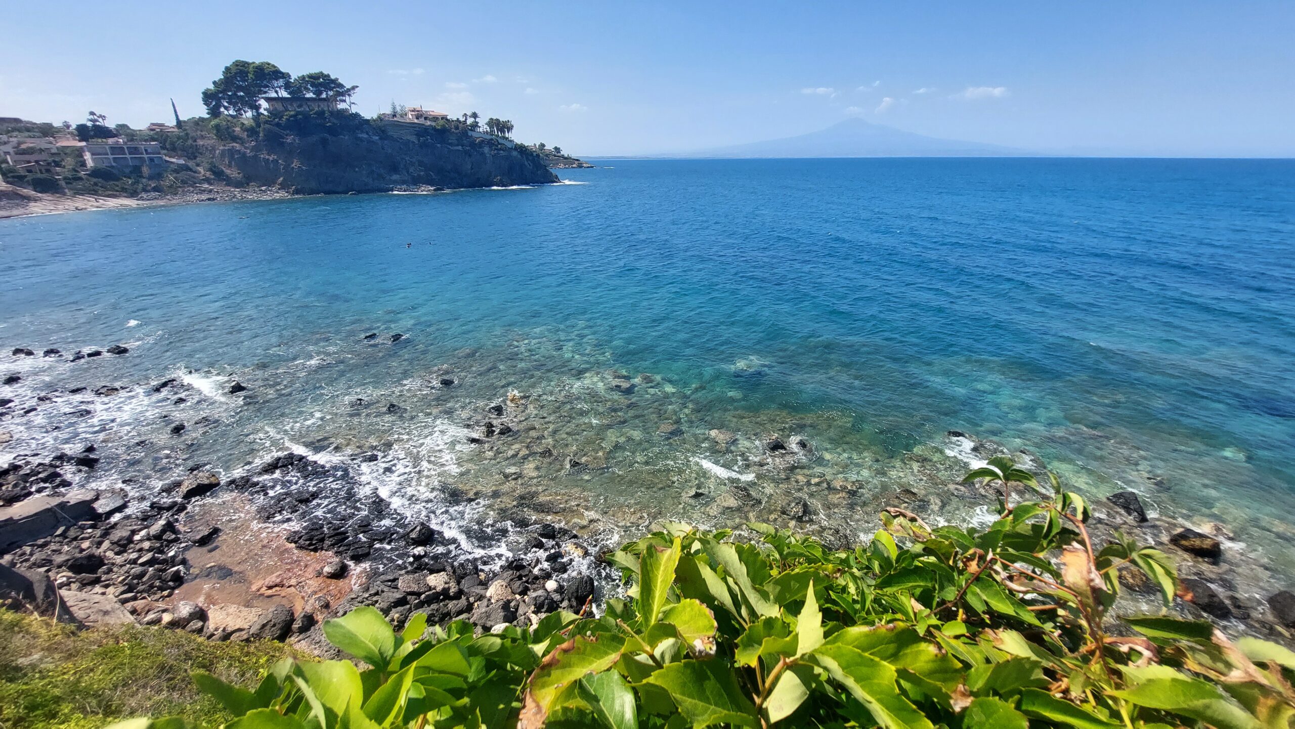 Mer claire et vue sur le jardin à Casa sulla Baia en fin d’été