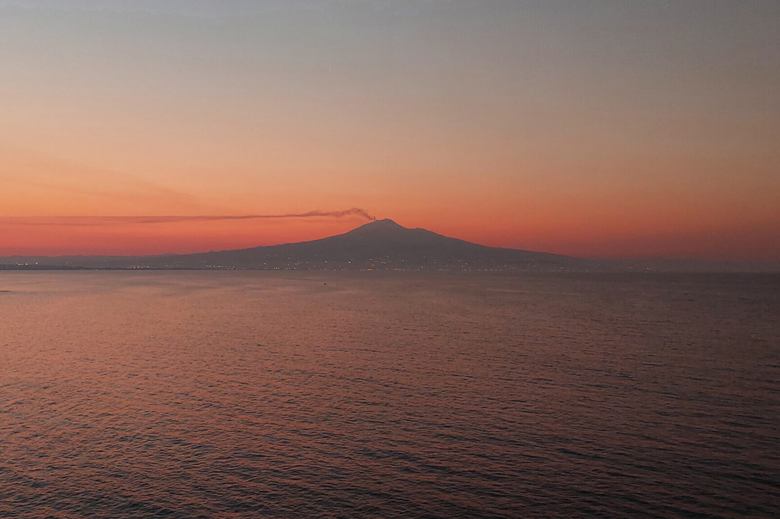 Vue sur l’Etna depuis Casa sulla Baia au coucher du soleil