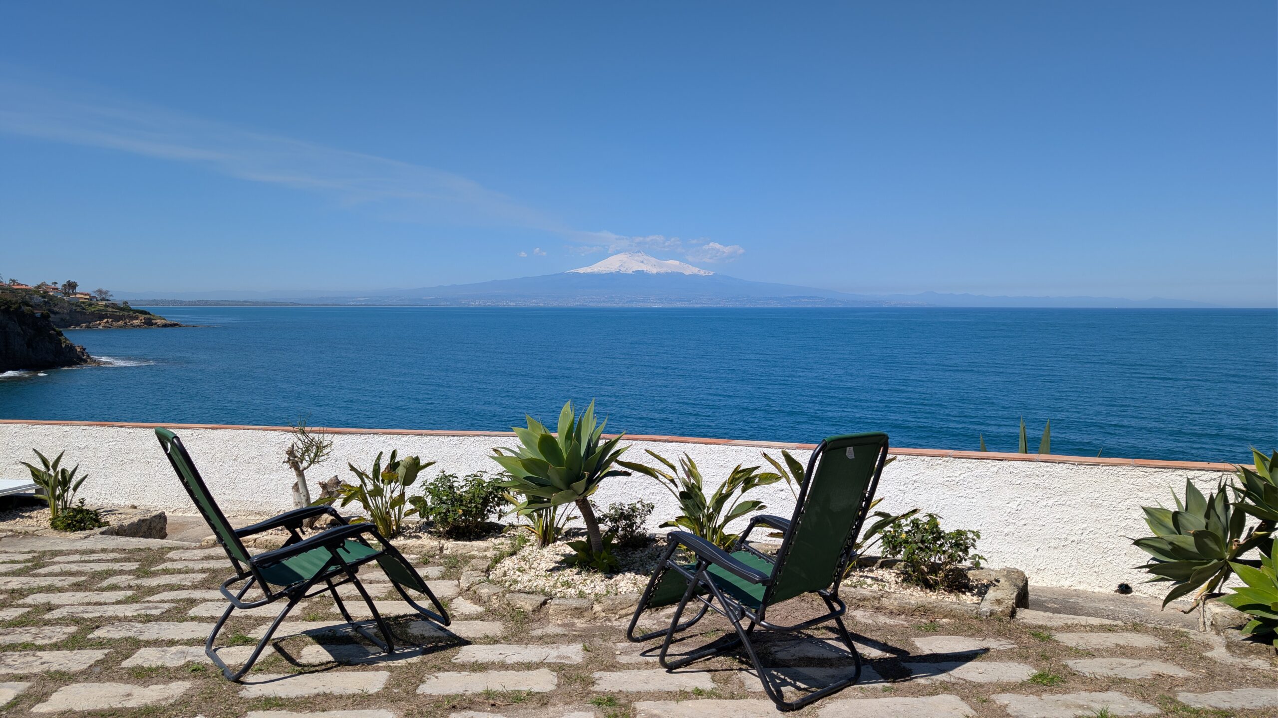 Mediterranean garden at Casa sulla Baia with sea view seating